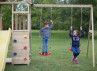 Jeux pour enfants avec balançoire et table