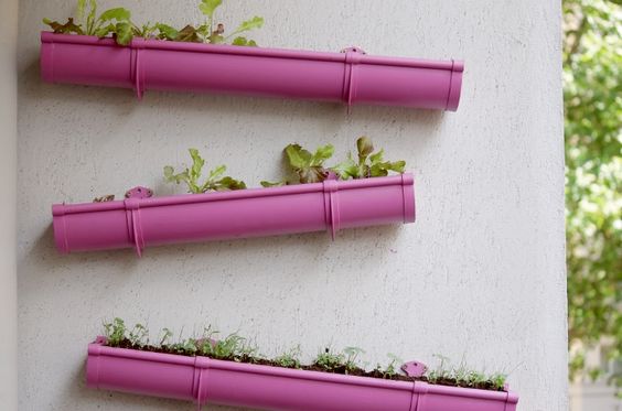 Les gouttières décoratives et pratiques. Crédit photo : Pinterest/doucemiseenscene.fr des gouttières colorées en guise de mini jardin mural