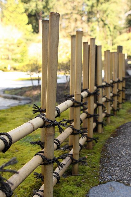 Une barrière résistante et naturelle ! Crédit photo : Flickr/Paul Vo une barrière en bambous pour délimiter le jardin