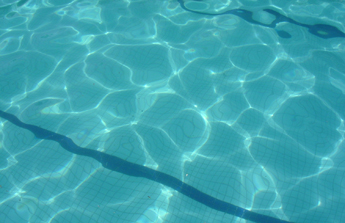 Bien entretenir sa piscine : traitement de l’eau, accessoires et hivernage