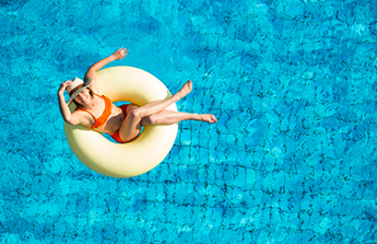 Les 10 accessoires indispensables pour la piscine !