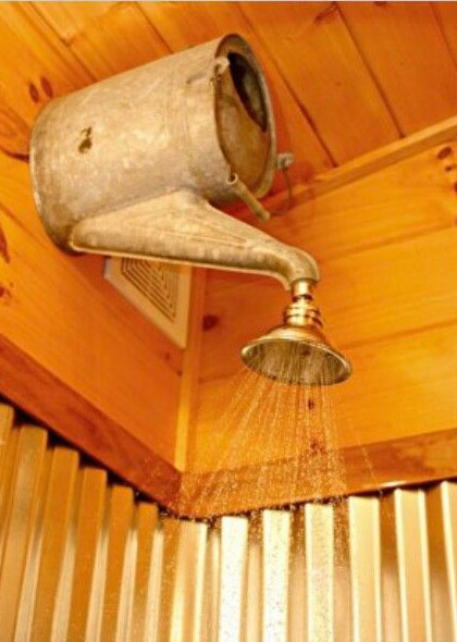 Une douche des plus originales pour se rincer après la piscine !