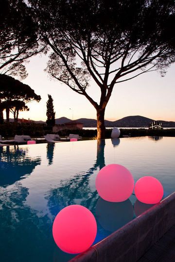 Lumières flottantes piscine Crédit photo pinterest cotemaison.com