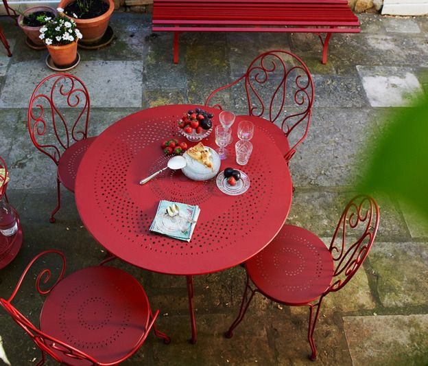 Un salon de jardin rouge qui se démarque ! salon de jardin fer forgé rouge