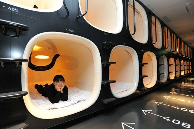 Les capsules sont alignées dans un long dortoir capsules hôtel 9h