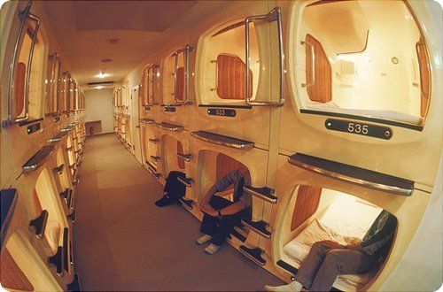 30 petites chambres réunies dans un seul couloir... Une prouesse ! hôtel capsule au Japon