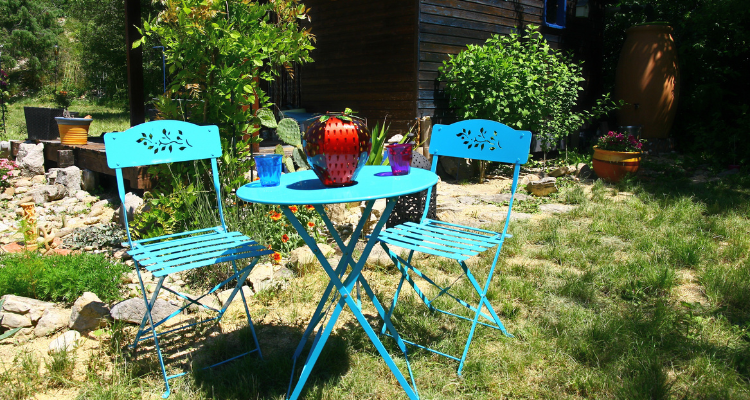 repeindre un salon de jardin extérieur