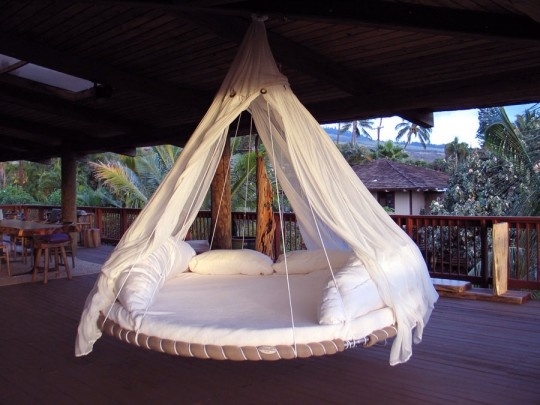Le lit suspendu, quel bonheur ! - Crédit photo Pinterest floatingbed.com Lit de jardin suspendu de forme ovale