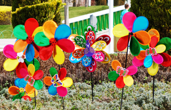 Moulins à vent colorés dans le jardin