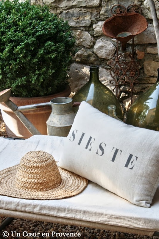 L'heure de la sieste est proche... Crédit photo : Pinterest / coeurenprovence.blogspot.com Coussin déco posé sur un lit de jardin