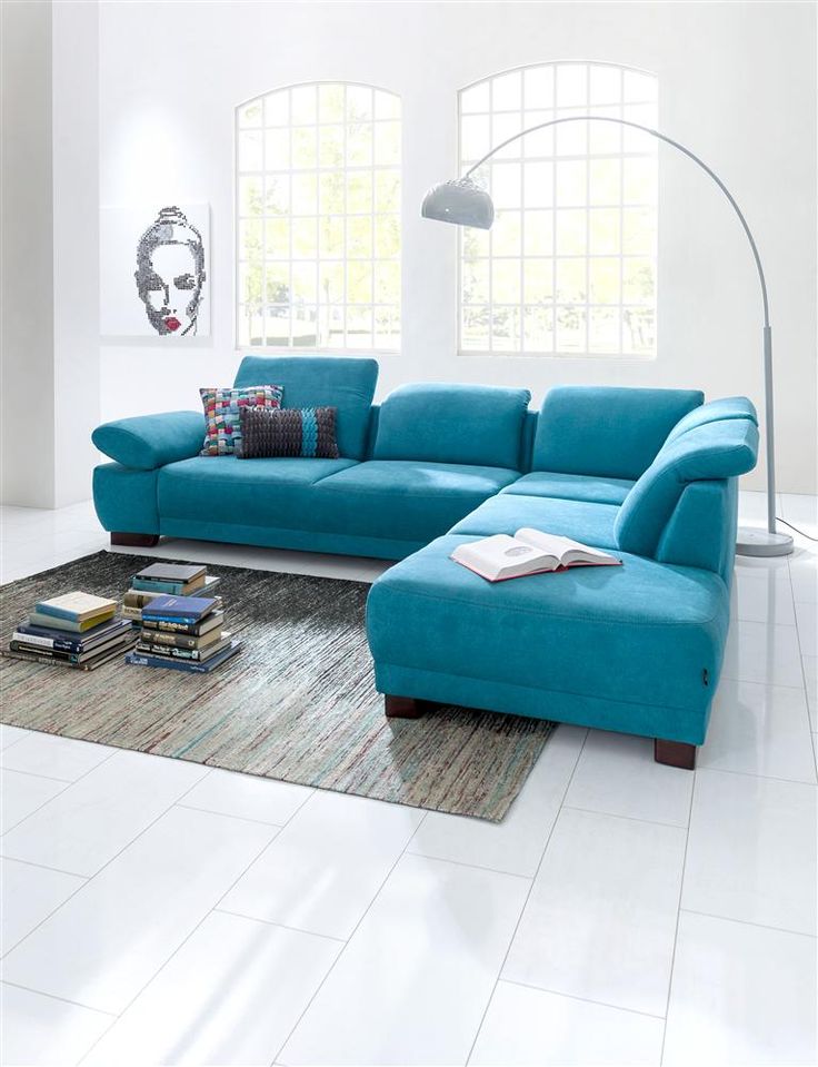 Canapé bleu dans décoration moderne