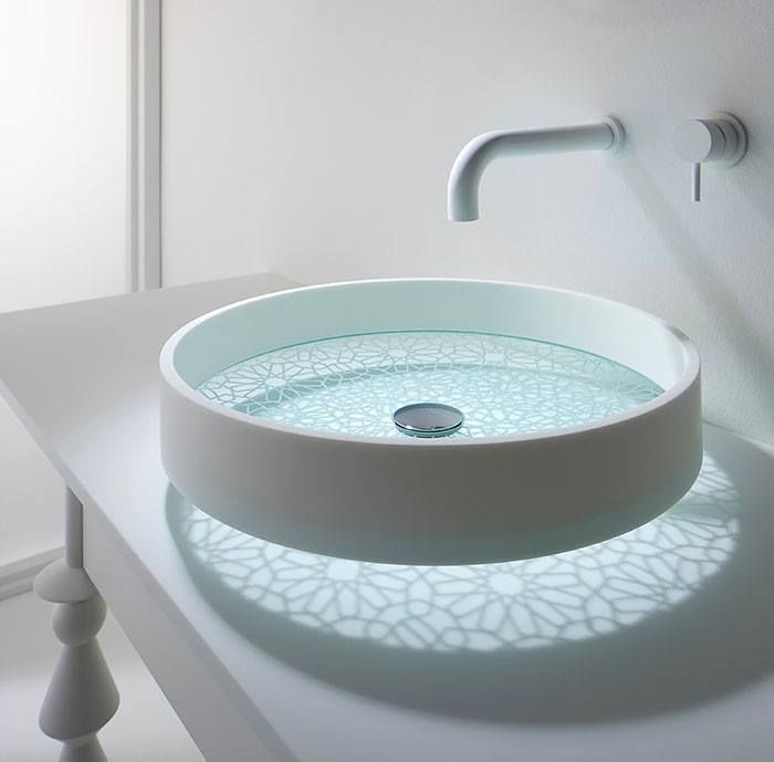 Un évier design au fond transparent à motifs Un évier design au fond transparent à motifs