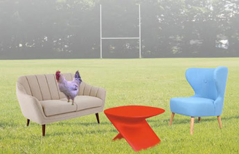 Mobilier tricolore sur stade de rugby