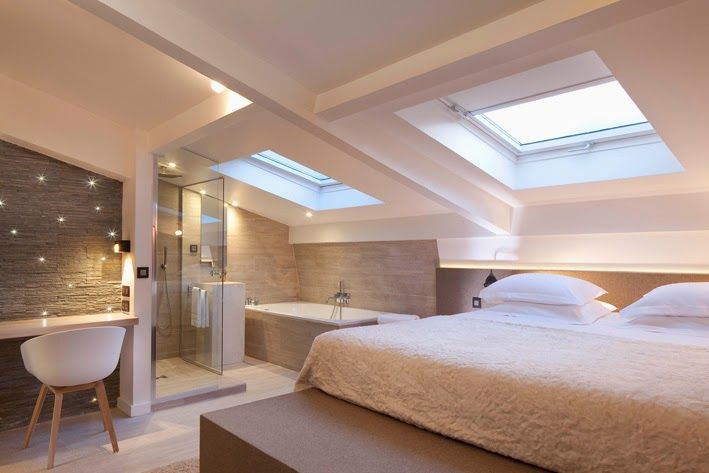 Une suite parentale digne de ce nom avec douche, baignoire, bureau et lit king size sous les toits ! Crédit photo : Pinterest/natetnature.blogspot.fr suite parentale combles chambre