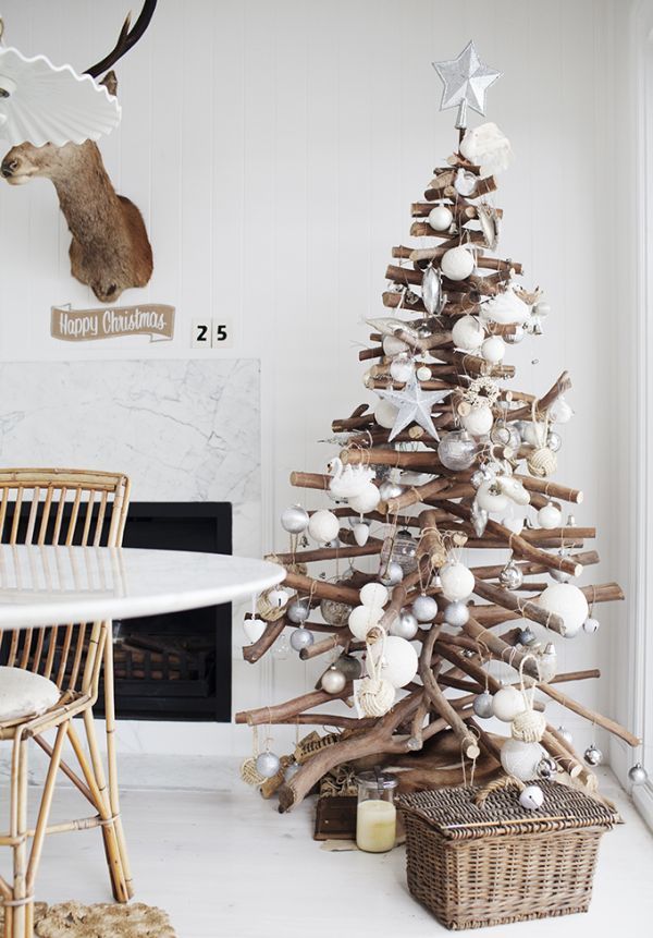 Un sapin en branches de bois, parfait pour un style scandinave épuré ! Crédit photo : Pinterest/Bricobistro.com Sapin de Noël crée entièrement avec des branches d'arbres