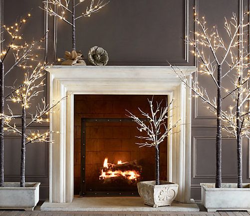 Installez-vous près de cette cheminée pour profiter de la chaleur de Noël ! Crédit photo : Pinterest/dadka.net Cheminée Noël feu et guirlandes LED