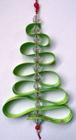 Sapin de Noël fabriqué en ruban vert