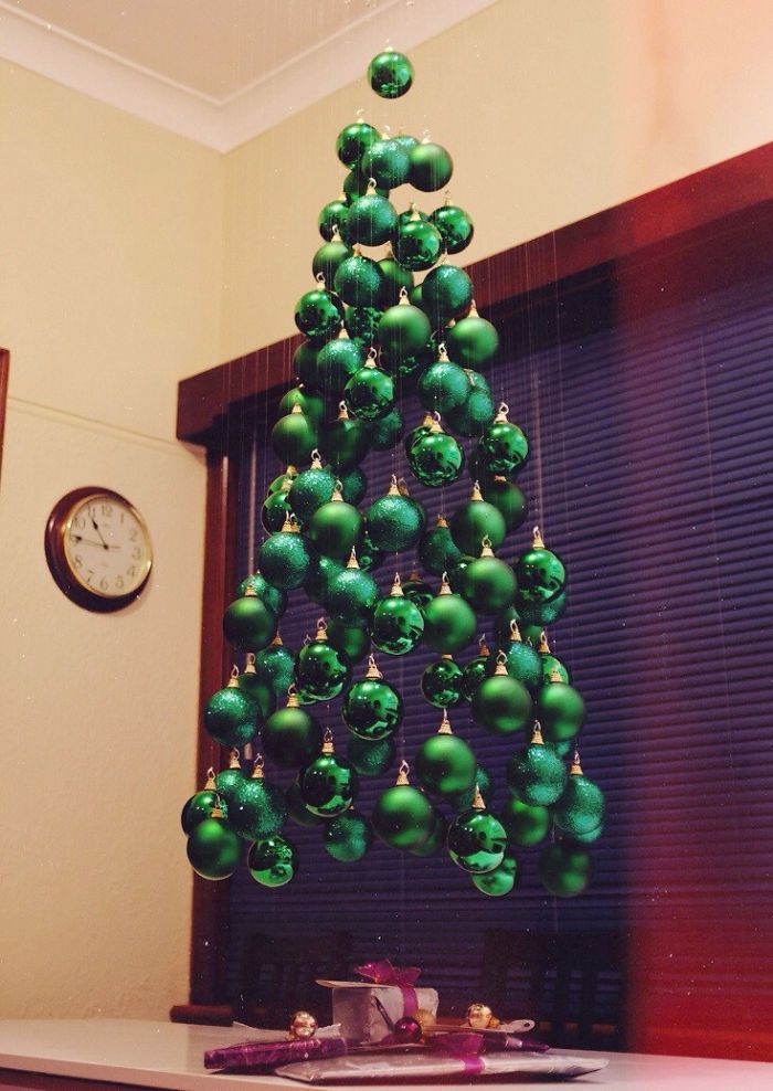 Une déco aérienne... Crédit photo : Pinterest/2tout2rien.fr Sapin de Noël suspendu avec boules vertes