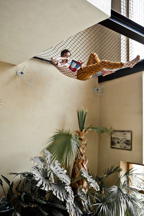 Le hamac d'intérieur, idéal pour des moments de détente ! Crédit photo : Pinterest/milkdecoration.com hamac intérieur loft hauteur plafond détente