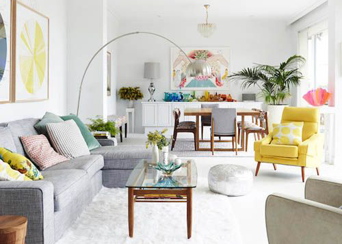 Des touches de couleur apportées par des coussins, des tableaux ou un fauteuil - Crédit photo Pinterest Carnet-deco.fr Murs-blancs-deco-et-ambiance