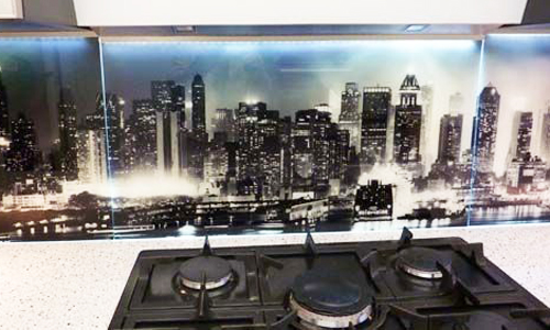 Cuisinez avec vue sur la ville ! Crédit photo : Pinterest/Miroiterie Righetti So design : une crédence de cuisine en verre avec une impression buildings déco