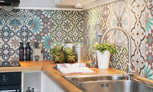 La couleur naturelle des carreaux de ciment apportent de la fraîcheur à l'intérieur ! Crédit photo : Pinterest/fabulousideas.fr Une crédence de cuisine faite de carreaux en ciment au design vintage