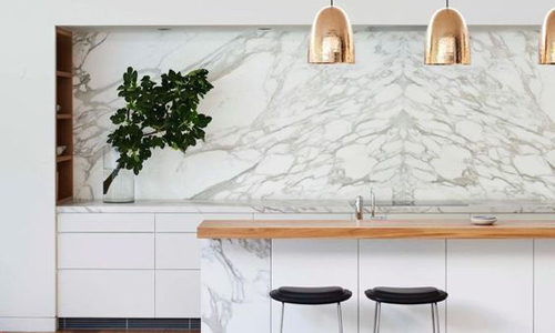 On aime les suspensions imitation bronze qui s'accordent parfaitement avec la crédence en marbre clair ! Crédit photo : Pinterest/Mademoiselle Déco La crédence de cuisine en marbre pour un style des plus raffinés