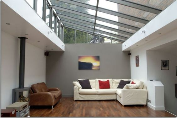 C'est agréable d'écouter et de voir la pluie tomber, bien au chaud dans le canapé... Crédit photo : Pinterest/Archzine FR un plafond en verre avec une verrière de style industriel