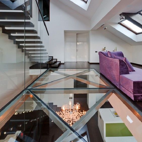 Un sol en verre = un salon design et original ! Crédit photo : Pinterest/allovitres.com un sol en verre pour faire circuler la lumière dans l'appartement