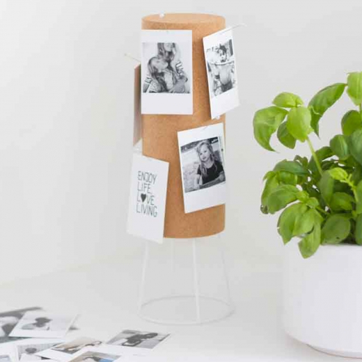 Accrochez vos plus belles photos pour les admirer toute la journée ! Designer : FX Ballery un porte-photos élégant pour décorer une table