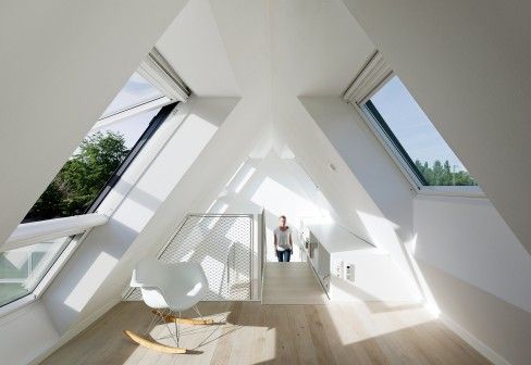 Une méthode simple pour illuminer les combles sans électricité ! Crédit photo : Pinterest/julielittleconversation.fr des fenêtres de toit installées pour illuminer les combles