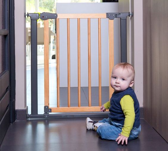 Une barrière de sécurité, un atout obligatoire pour la sécurité de bébé à la maison.