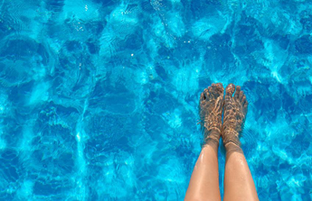 un petit bain de pieds dans la piscine