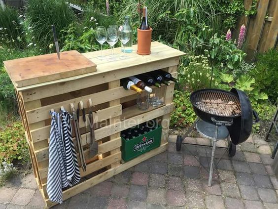 Une petite desserte pour une cuisine d'été en plein air (Crédit photo : Pinterest/Pallets ideas) Une plancha pour une cuisine d'extérieur au jardin