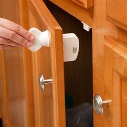 Un placard sécurisé : éviter que votre enfant ne se blesse dans la maison.