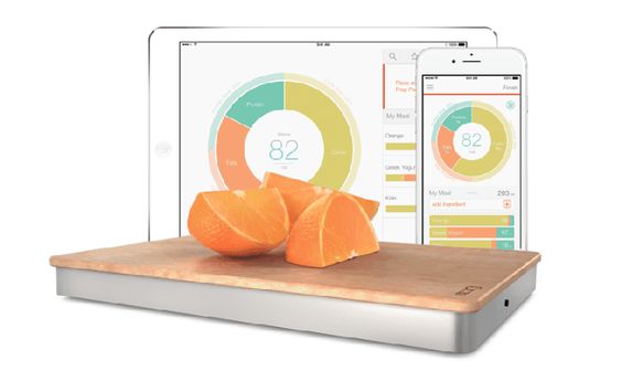 Avec cette balance, impossible de faire le moindre écart : la cuisine connectée à votre service ! (Crédit photo : Pinterest/objetconnecte.net) la balance connectée qui surveille votre alimentation, le plus de la cuisine connectée !