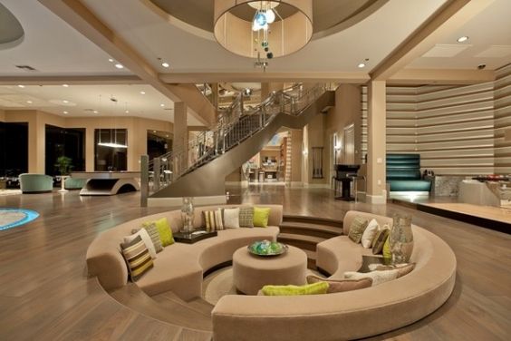 Un luxe incomparable avec ce salon en contrebas... (Crédit photo : Pinterest/deavita.fr) Un salon moderne et classe avec salon encastré en contrebas