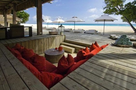 Avec tous ces coussins dans votre salon en contrebas/fosse de conversation, la plage paraît nettement plus confortable ! (Crédit photo : Pinterest/deavita.fr) Un salon encastré dans le sable sur la plage