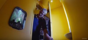 Une drôle didée : un aquarium dans les toilettes. La déco du designer est ratée.