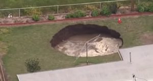 Et si un fontis ou un sinkhole apparaissait dans votre jardin ? La mésaventure d'un couple d'Australien.