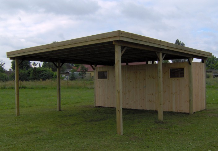 Un carport double en bois avec atelier intégré