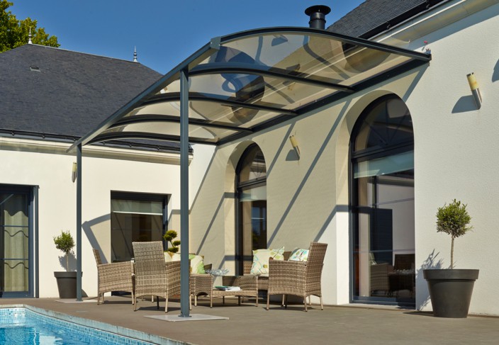 Un abri terrasse ou couverture de terrasse pour votre salon de jardin
