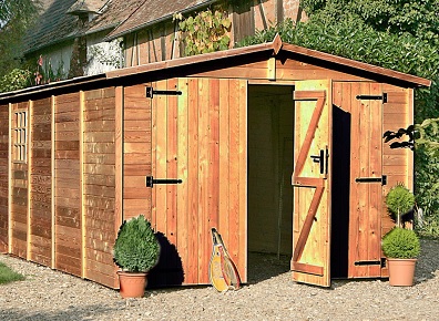 Garage en kit et en bois pour garer la voiture dans le jardin