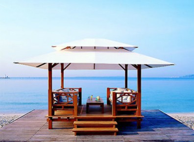 Gazébo ou abri terrasse très design en bois. Du haut de gamme !