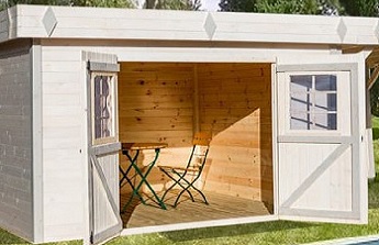 L’exemple d’un abri mi-terrasse couverte, mi-salon d’intérieur