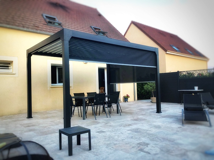 Pergola bioclimatique alu avec stores