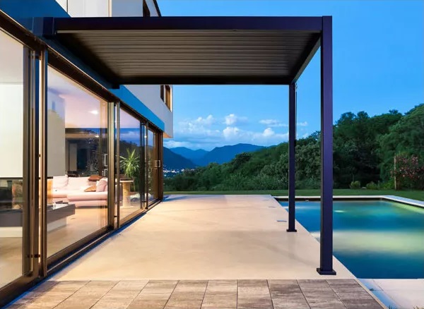 pergola bioclimatique adossée et manuelle