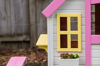 Maisonnette en bois pour les enfants à Noël