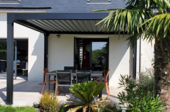 Une pergola bioclimatique qui sert d’abri terrasse