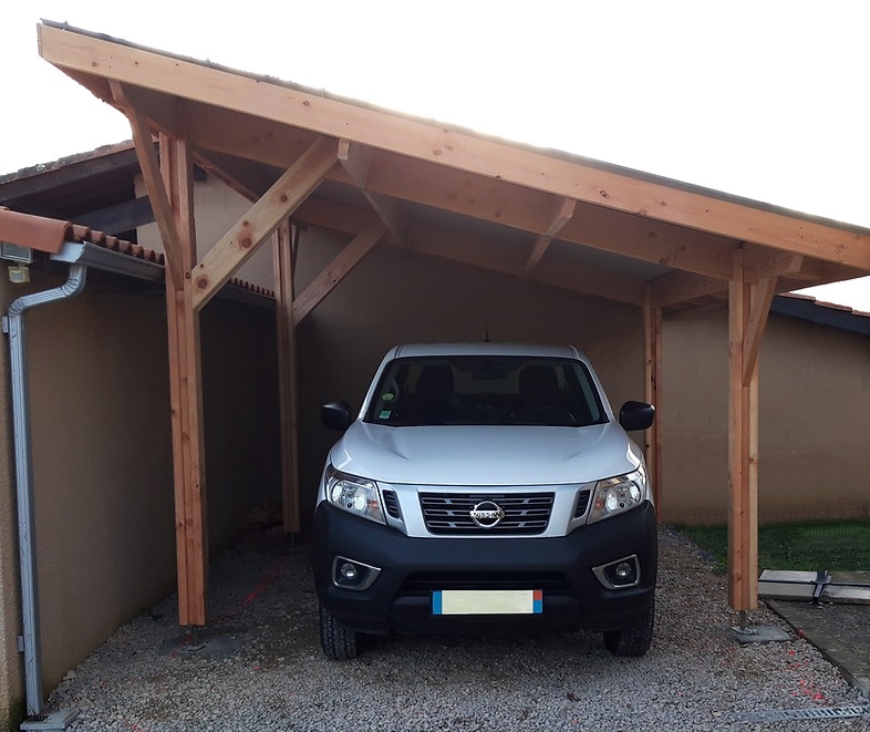 petit carport aménagé avec une ossature monopente